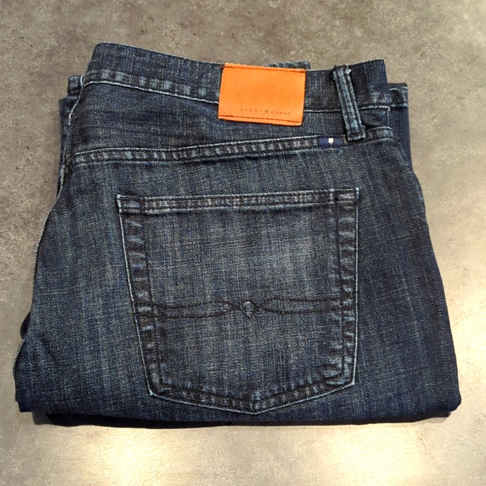 Lucky Brand 221 Original Straight. 38 x 32. Dark Blue.